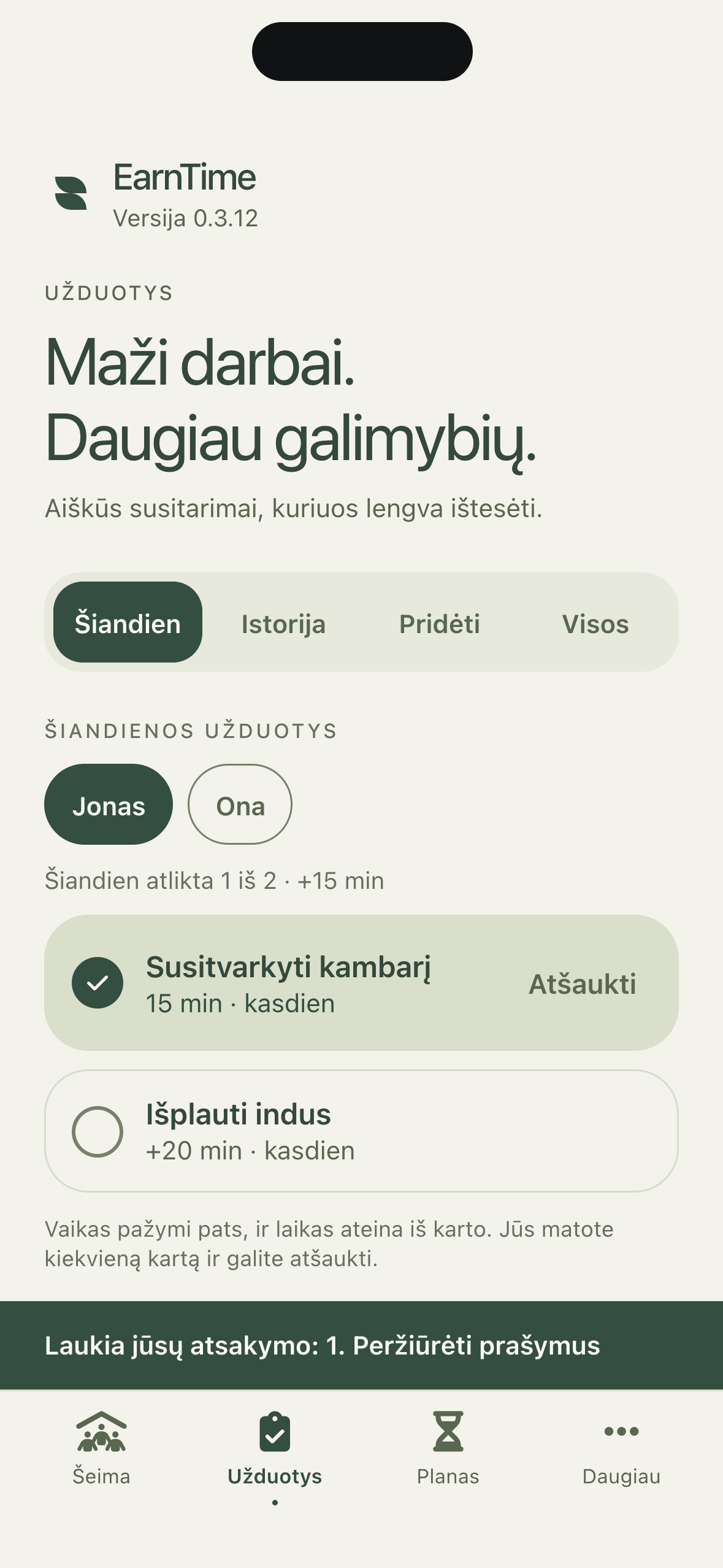 Užduočių ekranas: pasirinktas vaikas Jonas, užrašas „Šiandien atlikta 1 iš 2, +15 min“, atlikta užduotis „Susitvarkyti kambarį“ su mygtuku „Atšaukti“ ir dar neatlikta „Išplauti indus, +20 min“.